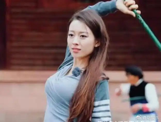 吉娜产后百天首现身上海4月天穿棉袄网友穿紧身衣怕被骂