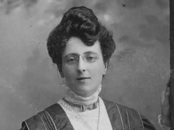 其它 绿山墙的安妮 写美篇人物简介 安妮  天真,善良,并富有幻想力.