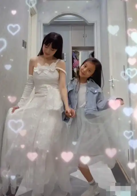 李小璐与闺蜜热舞神似双胞胎还亲自辟谣恋爱传闻