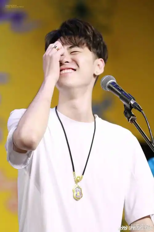 这是一个求图问题请问有张云雷白t恤的照片嘛这个系列的