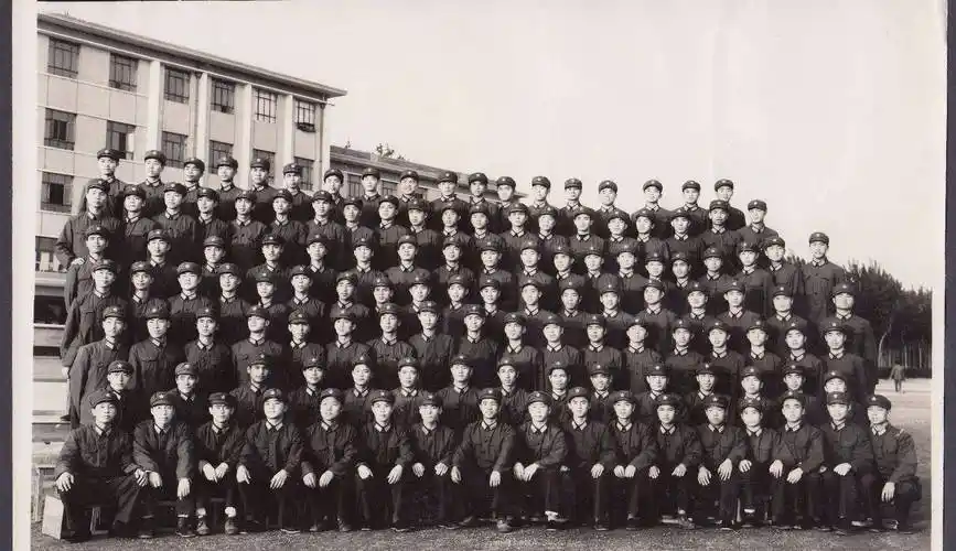 中国飞行员阎稳昌叛逃,结果敌方无人接应,最后撞山机