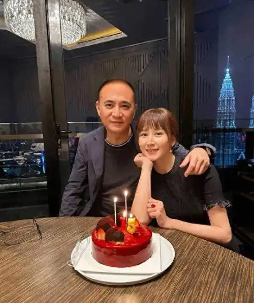 胡静晒与老公结婚十五周年合照,笑容灿烂,眼神中透露对彼此的爱