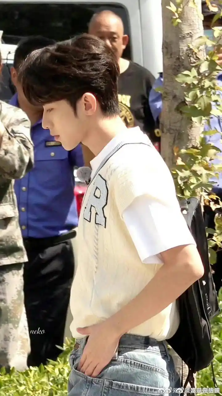 蔡徐坤搂着周深《奔跑吧》最新路透,蔡徐坤搂着周深站在一起简直就像