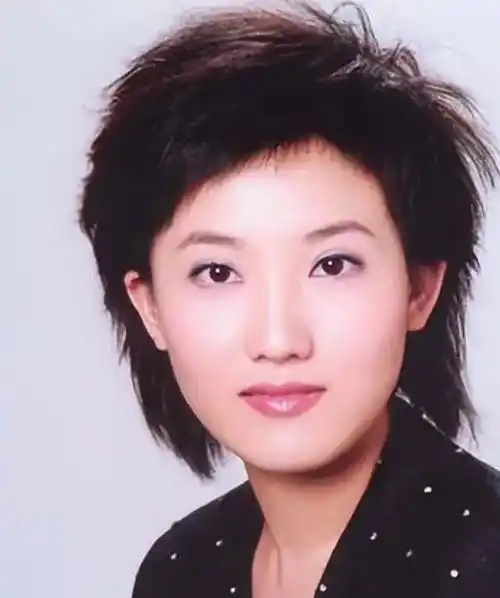 央视主持人郑天亮:26岁嫁大6岁鲁健,同一屋檐下"分居"15年