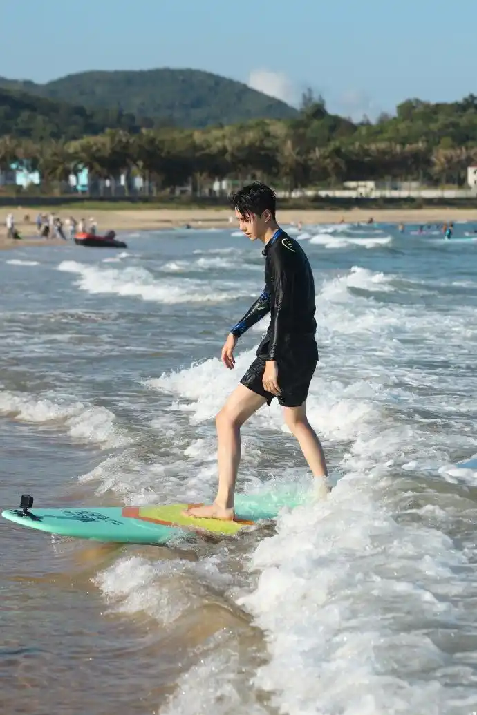 照片中,王一博在海边冲浪,沙滩排球,骑摩托艇,身姿矫健,"骑上心爱的