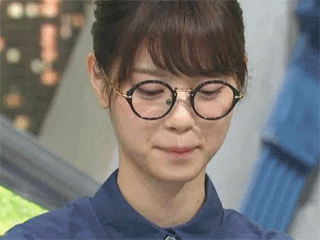 一本正经的扶眼镜