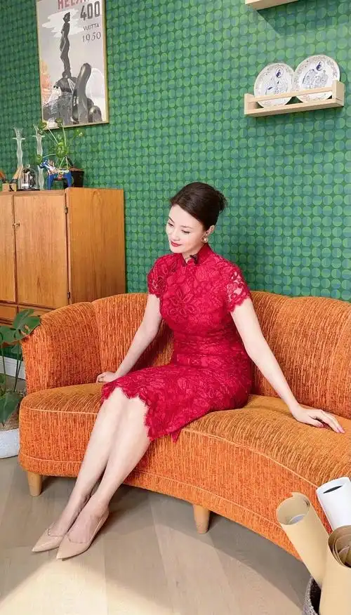 央视美女主持刘芳菲,灰色针织衫配焦糖长靴优雅高级,气质真绝了