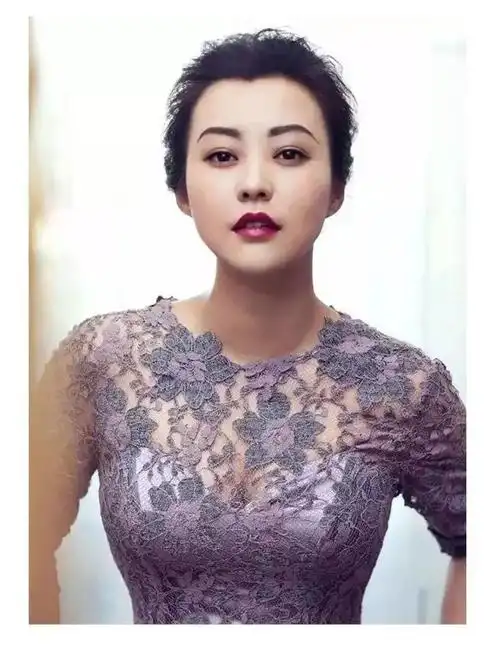 结过两次婚,离过两次婚,她依然不改本色.