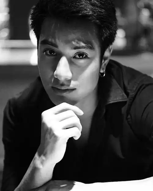 25岁泰国当红男星睡梦中猝逝叫不醒被紧急送医家人未透露死因