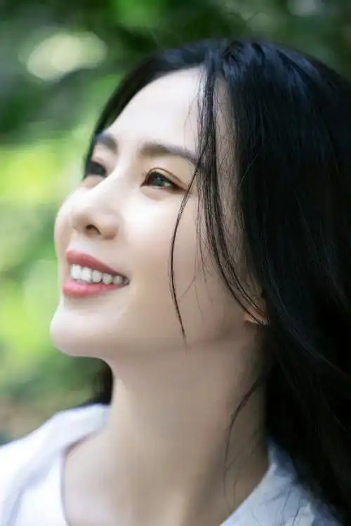 刘诗诗林中随拍##刘诗诗笑得好温柔