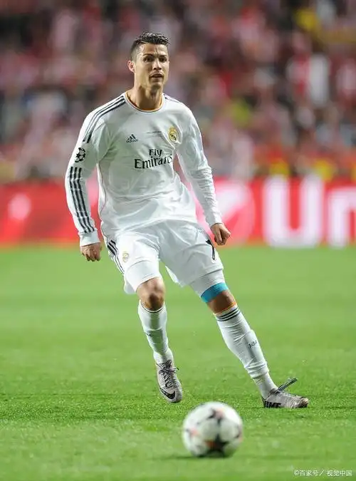 c罗的足球实力无人能出其右,在拿下5次金球奖之后,他的地位已经不言自