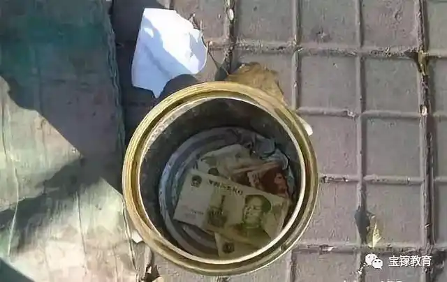 跪在路边,身旁的女乞丐岁数与男乞丐相仿,睡在纸板上身上盖着破薄被子