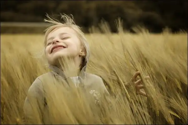 这个微笑,给人一种阳光的力量