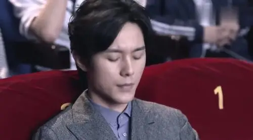 重返20岁韩东君看到什么连个笑容都这么勉强