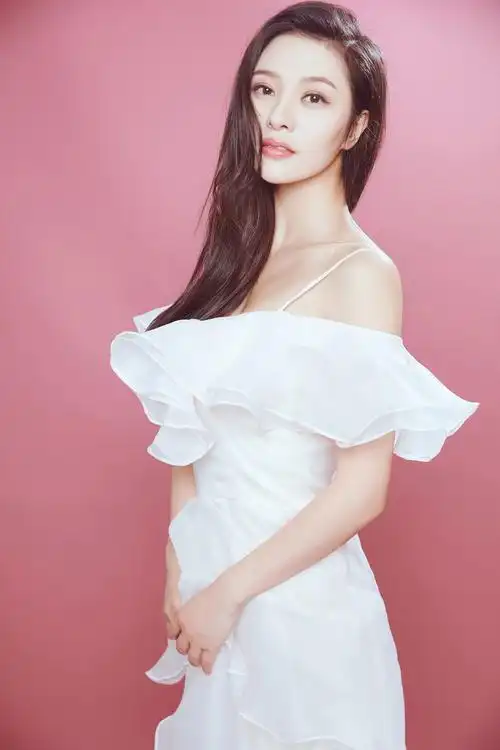 大哥的女人郑清文以二次元身材抢镜警犬来啦