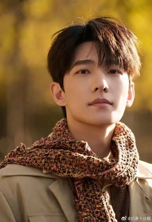 杨洋 秋日随拍图集,穿着利落的卡其风衣,系上粗针织围巾,俊逸翩然的