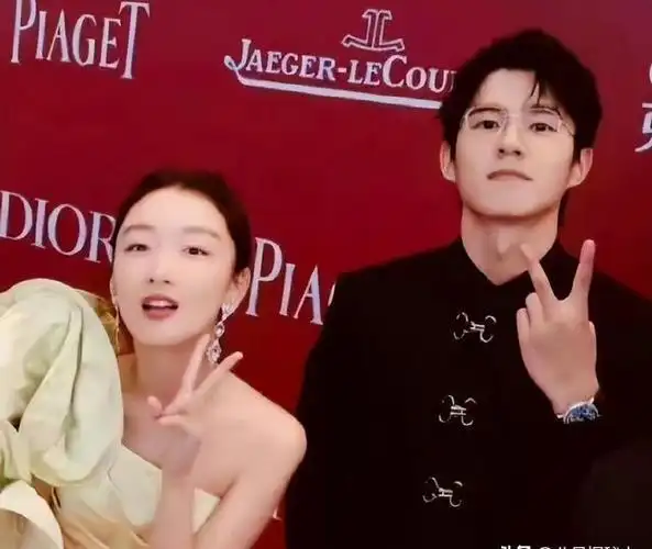 但刘昊然为了保护"女友"周冬雨,便主动跟导演说自己可以多露一点,让