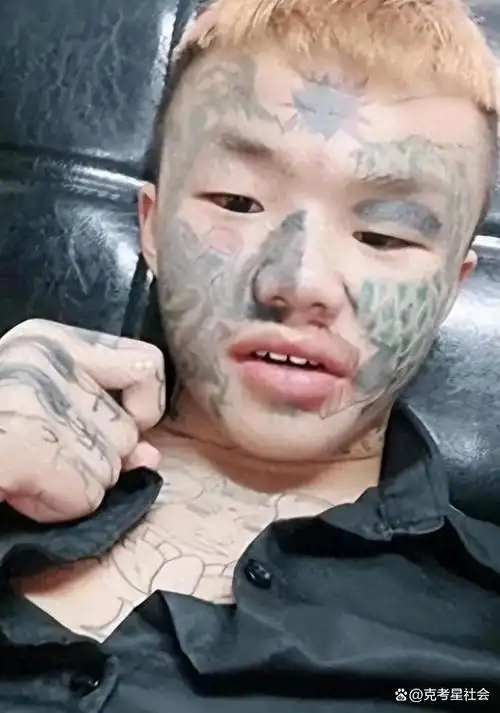 纪实14岁少年满脸纹身被父亲赶出家门,找不到工作,如今他还好吗