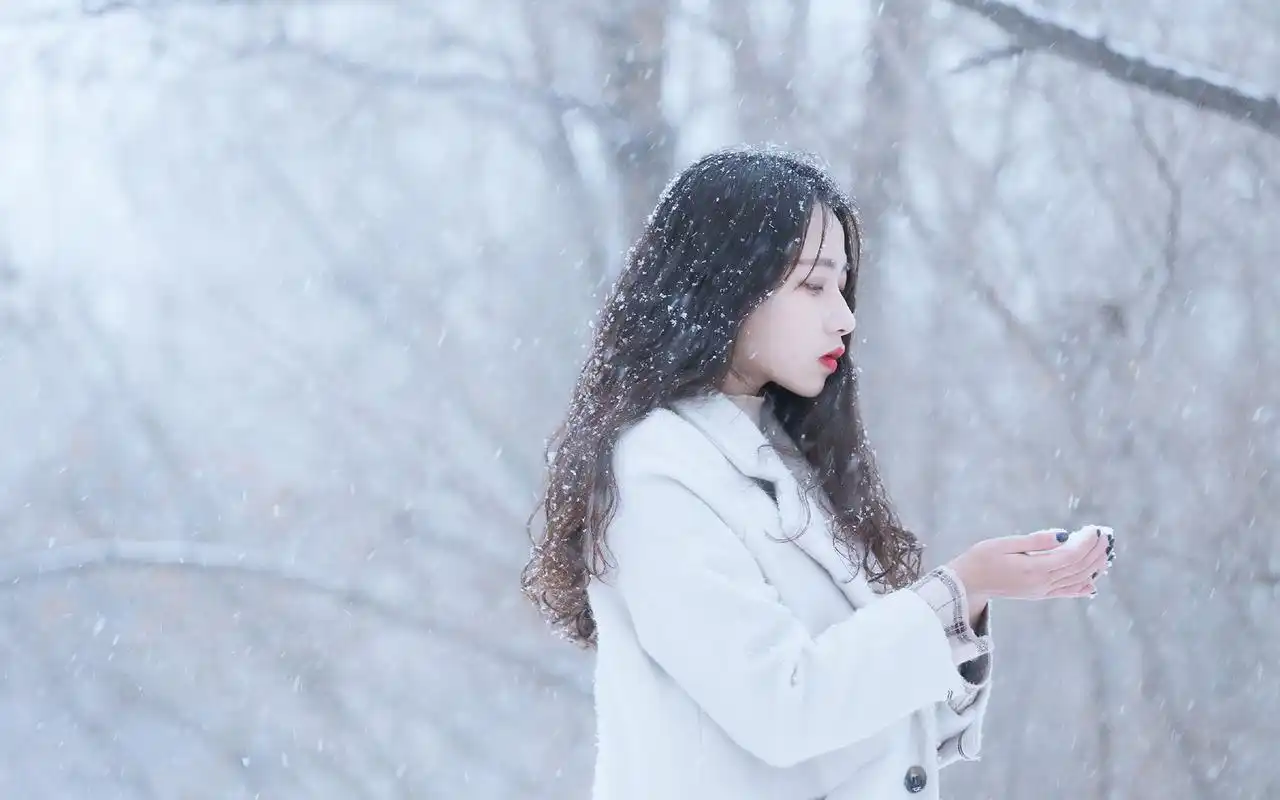 性感长发美女冬日雪中漫步唯美高清壁纸