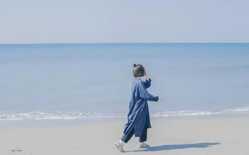 短发小清新美女海边写真桌面壁纸