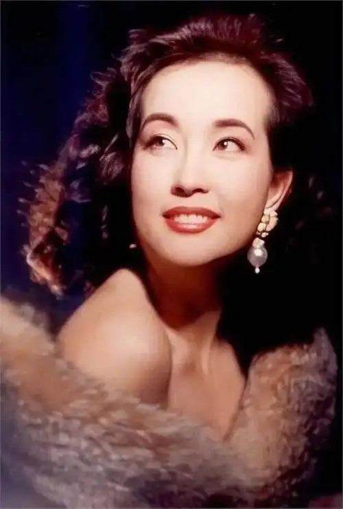 刘晓庆曾经穿衣有多大胆,蓝色裙底春光乍现,如今穿着不再年轻了