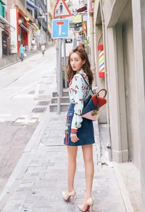 大家眼中现在的李一桐,永远是80斤左右的样子,官方公布是身高165cm