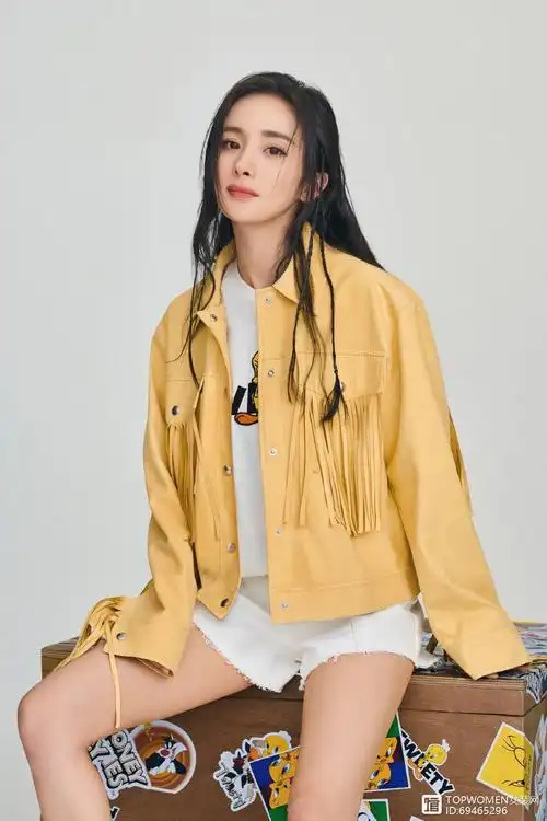 杨幂泰迪熊私服写真,毛绒造型慵懒又俏皮,酷女孩又上线啦