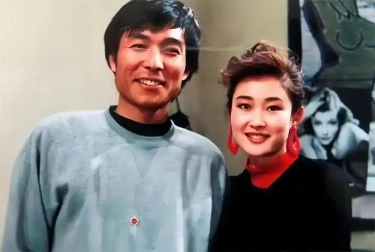 回顾谢园与小17岁妻子恩爱零绯闻去世后遗孀的痴爱让人泪目