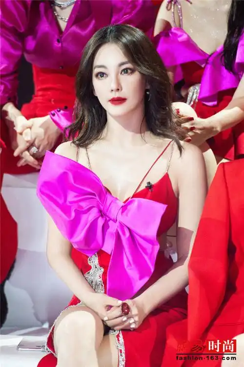 乘风破浪的姐姐中张雨绮身穿红色镂空吊带裙身材凹凸有致