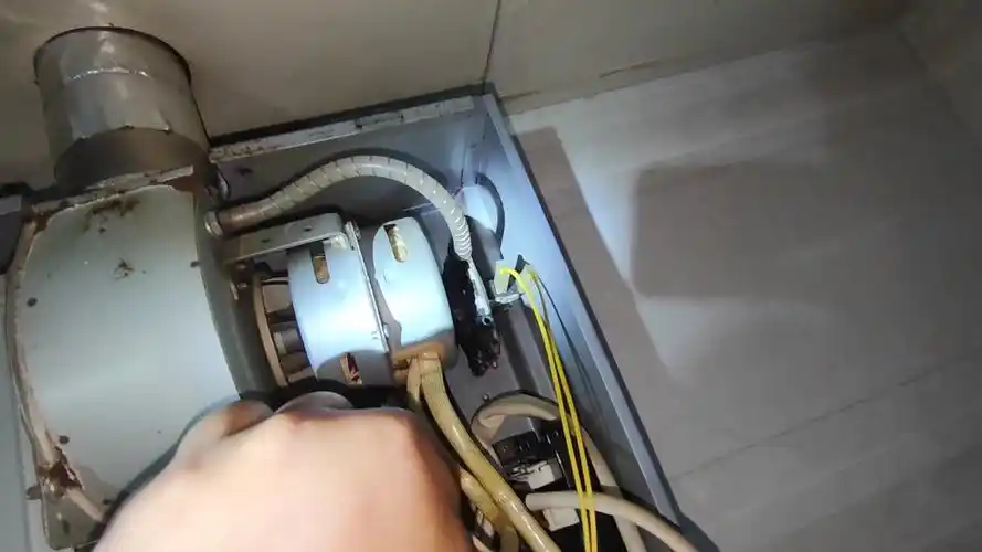 美的燃气热水器维修,正常工作一分多钟自动熄火.e5