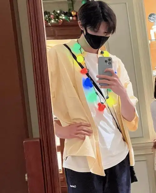 分享牵手对比照,魔童晒自拍帅气不输男明星_张智霖_照片_妈妈