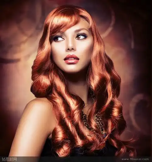 卷发美女长发写真高清图片