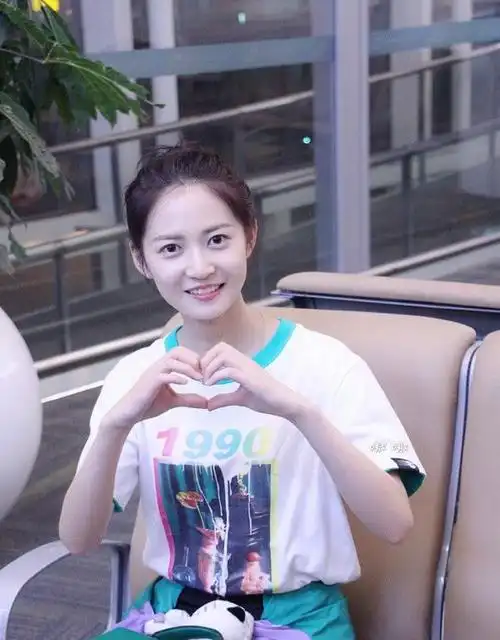 陈钰琪罕见学生时期合唱团照片曝光,当看到正脸后,网友不敢认了