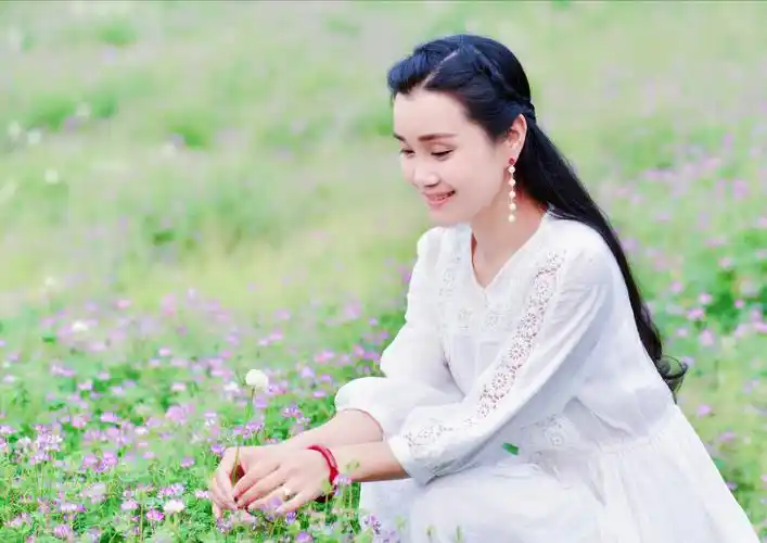 有魂,有根,有趣.一个女人最优雅的样子,无非是将自己活成了一束光.