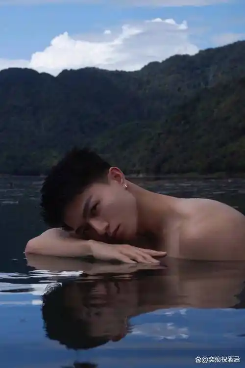 "宽肩大胸肌,让人忍不住想摸一把的魅力健身帅哥来啦!