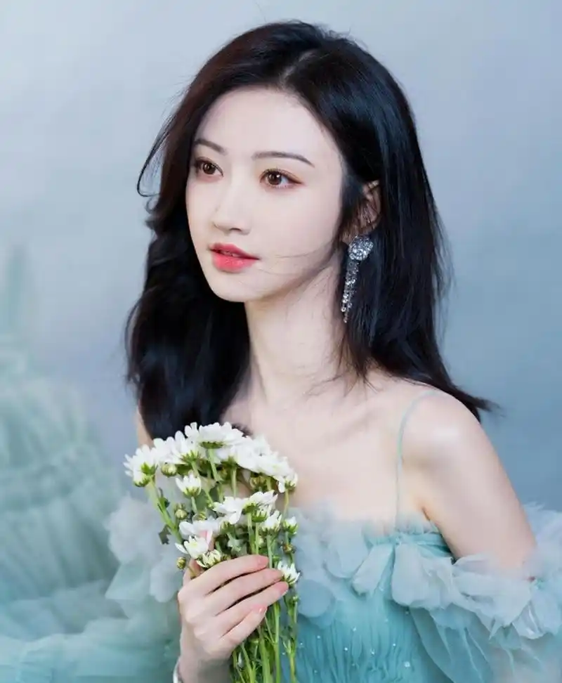 肤白貌美,风情万种的#景甜# 身穿烟波绿蛋糕长裙,丰腴身姿,凹凸有致