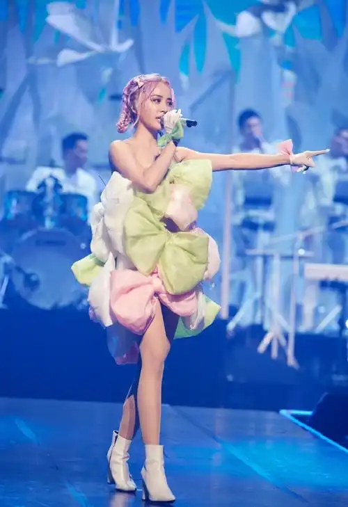 想起每次演唱会蔡依林的造型都很独特很漂亮,而且唱的歌曲都是我最爱