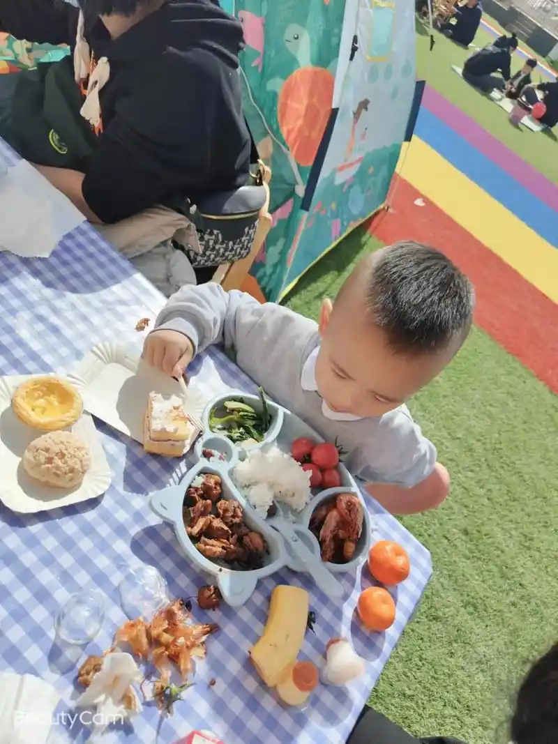 艾乐国际幼儿园庆女神节亲子活动! 野炊开始啦!想怎么吃就怎么 - 抖音