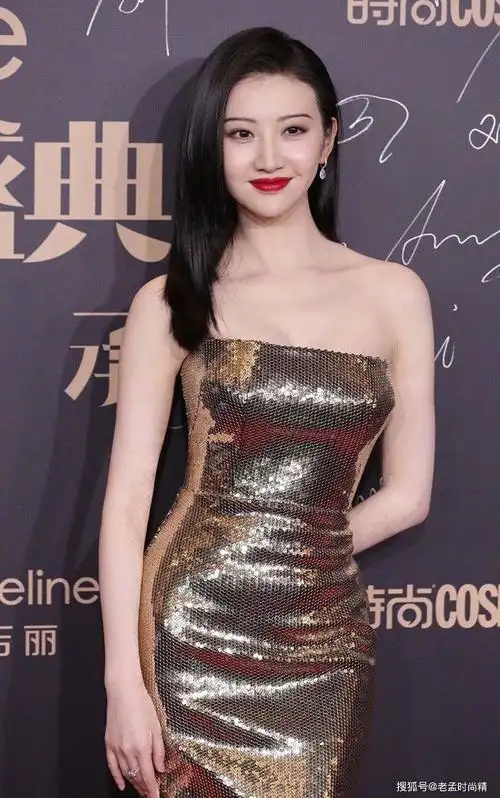 化身人鱼公主的景甜美翻了烈焰红唇热金色抹胸煞是动人