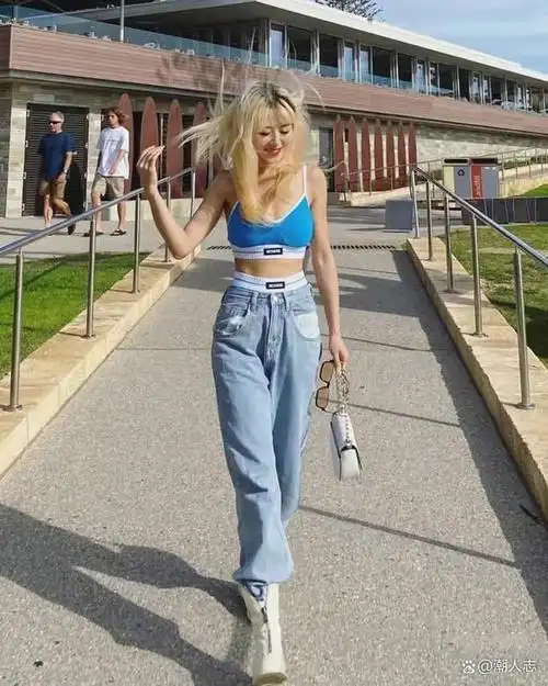 在"胸衣 露内裤"的基础上,融入一些运动元素,配合偏美式的妆容和发型