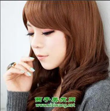 女生金栗色头发图片潮流又显可爱