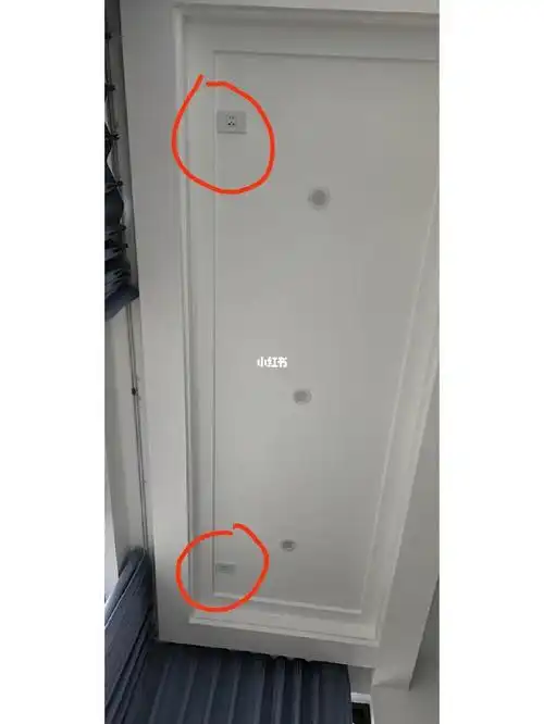 居然阳台的吊顶有两个插座