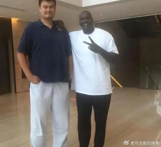 姚明体型有多非人类?奥尼尔在他身边显娇小 泳池里似绿巨人