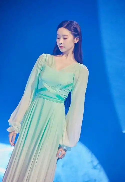 你好星期六##张艺凡你好星期六绿色长裙造型