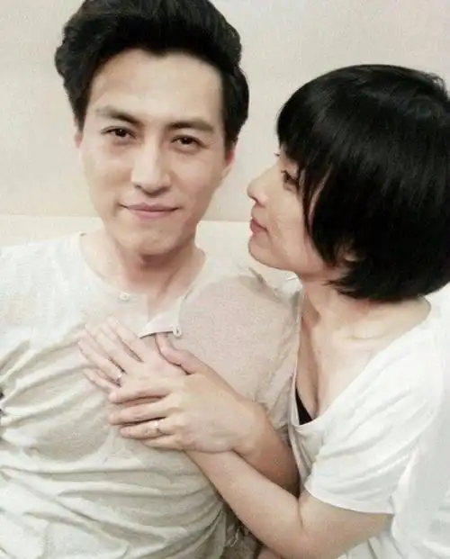 "叔圈天花板"靳东:娶二婚妻子李佳,如今事业家庭两头旺