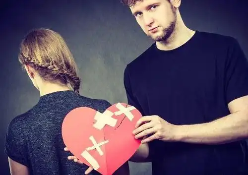 一个真正"死心"的男人,往往会有这3种表现,极其可怕