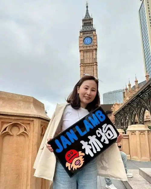 兰茜日前与商台同事german,阮子健等到澳门欣赏林海峰演唱会,在近照中