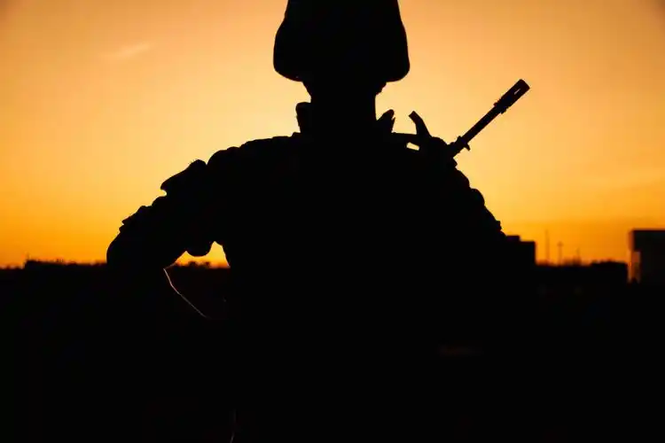 军人虽然没有风花雪月 但是军人确有使命担当