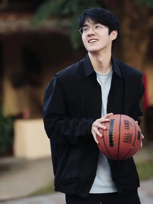 分享几组刘昊然帅气的图片