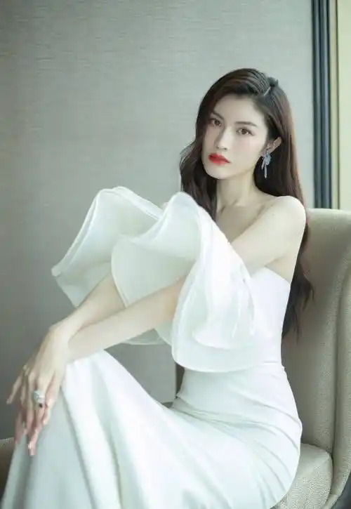 原创30岁何穗依旧仙气飘飘一身白色抹身材连衣裙展现优雅好气质